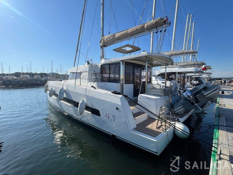 Bali 4.1 - Yacht Charter Sailica