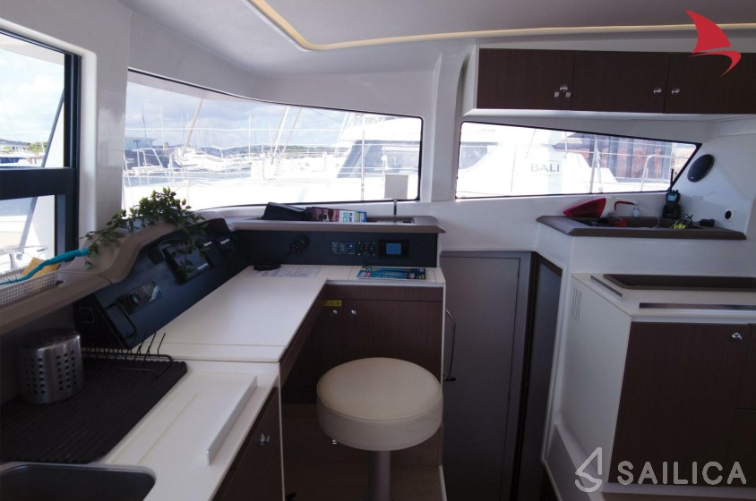 Bali 4.1 - Yacht Charter Sailica