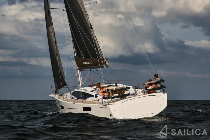 Maxus 35 - Yacht Charter Sailica