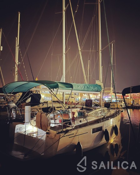Maxus 35 - Yacht Charter Sailica