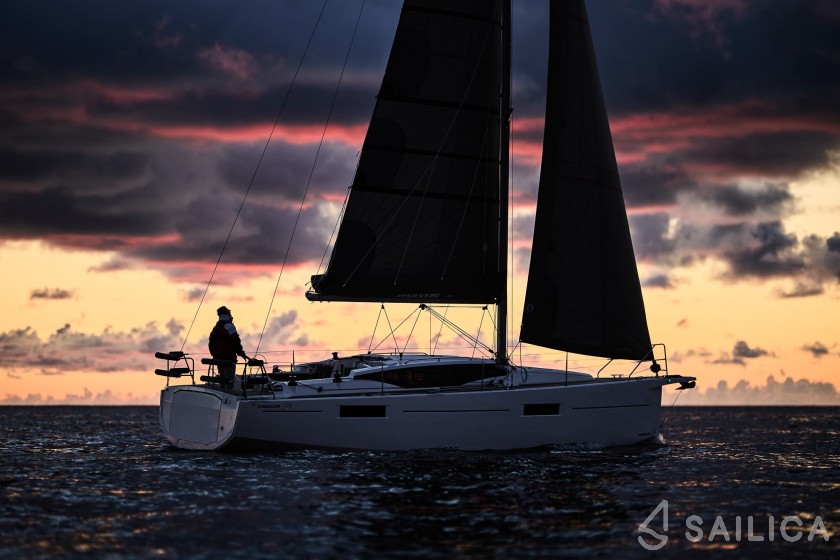 Maxus 35 - Yacht Charter Sailica