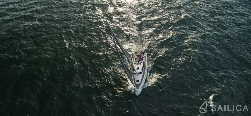 Maxus 35 - Yacht Charter Sailica