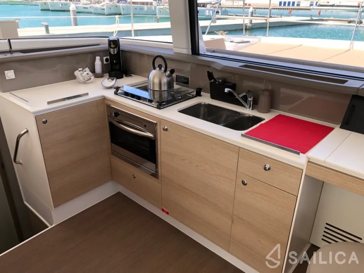 Bali 4.1 - Yacht Charter Sailica
