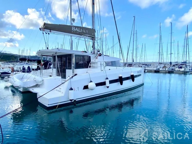 Bali 4.1 - Yacht Charter Sailica