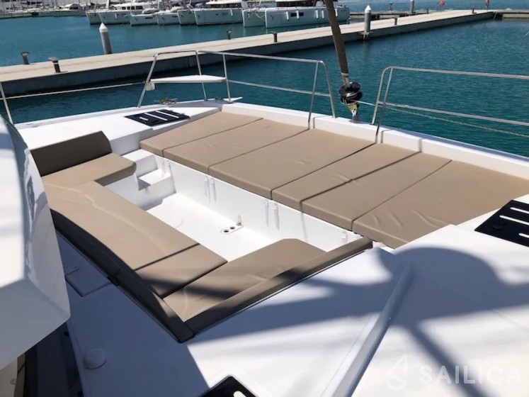 Bali 4.1 - Yacht Charter Sailica
