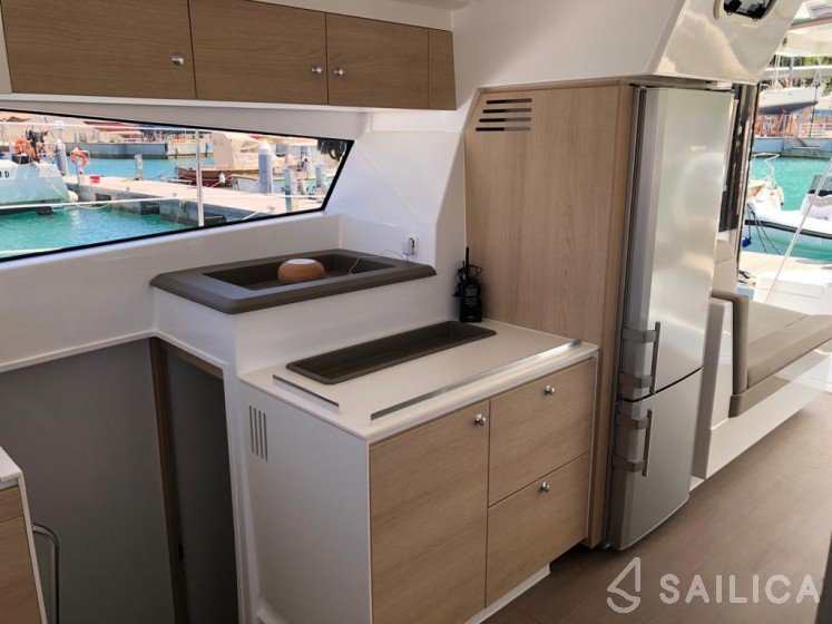 Bali 4.1 - Yacht Charter Sailica