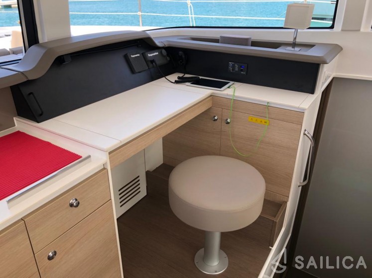 Bali 4.1 - Yacht Charter Sailica