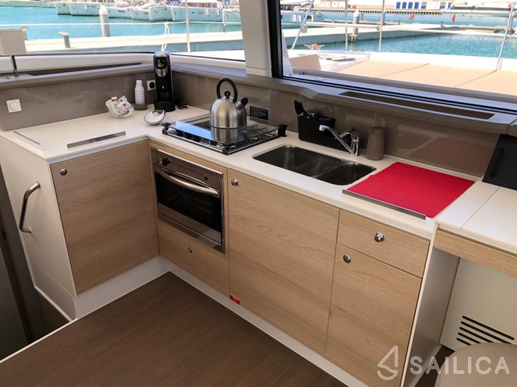 Bali 4.1 - Yacht Charter Sailica