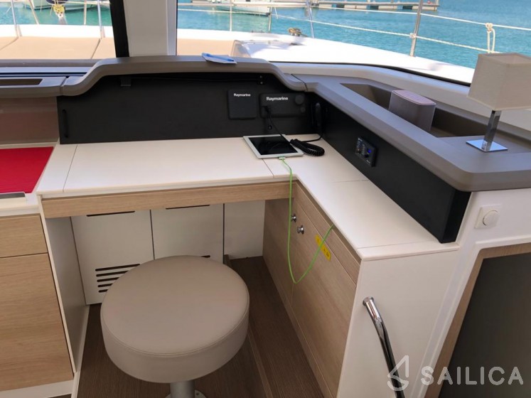Bali 4.1 - Yacht Charter Sailica