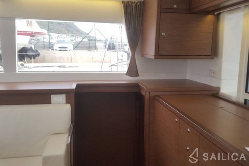 Lagoon 450  Flybridge - Yacht Charter Sailica