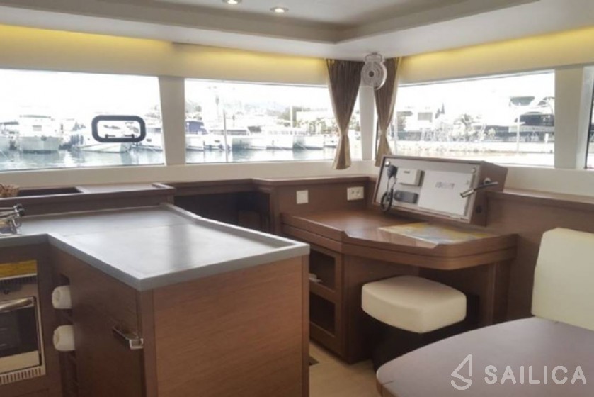 Lagoon 450  Flybridge - Yacht Charter Sailica