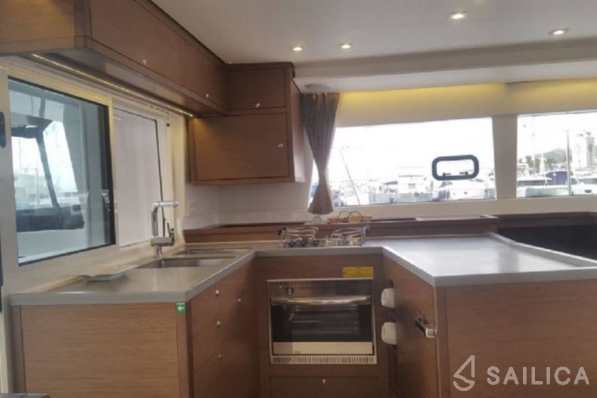 Lagoon 450  Flybridge - Yacht Charter Sailica