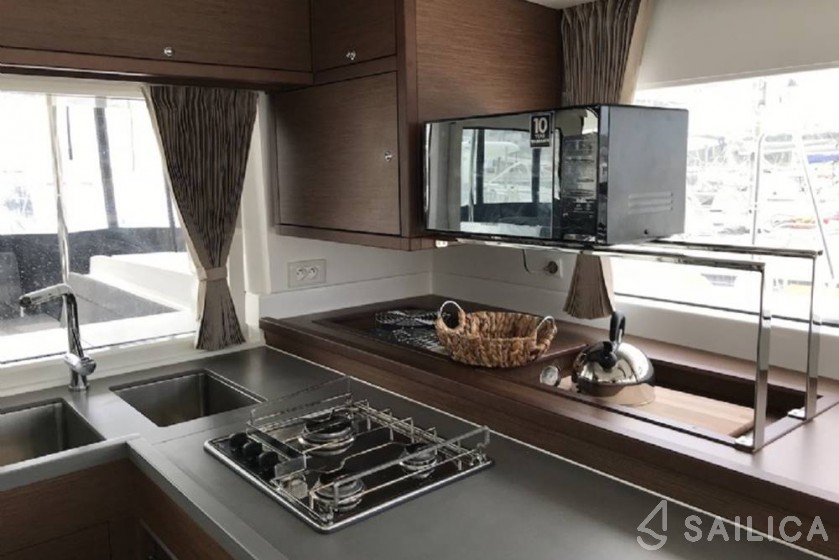 Lagoon 450  Flybridge - Yacht Charter Sailica