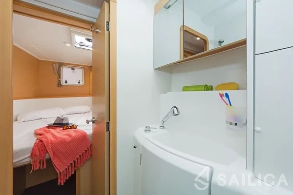 Lagoon 400 S2 - Yacht Charter Sailica