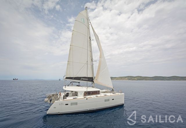 Lagoon 400 S2 - Yacht Charter Sailica
