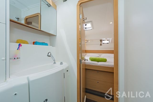 Lagoon 400 S2 - Yacht Charter Sailica