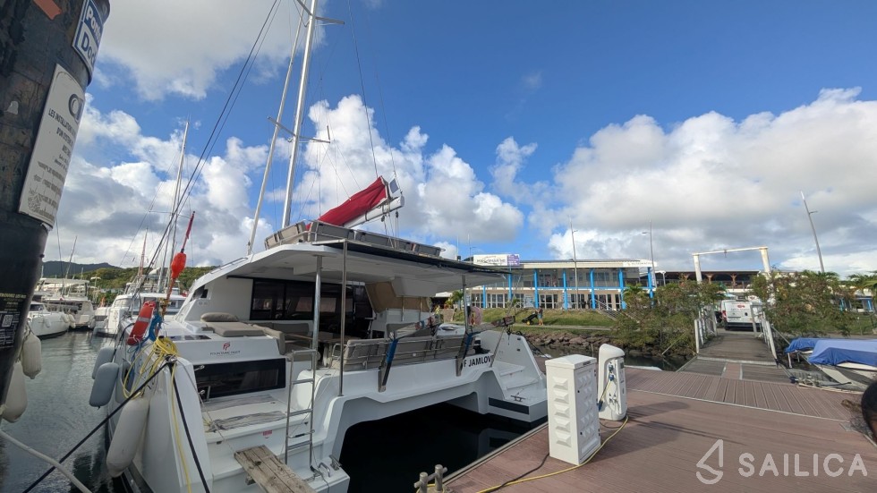 Elba 45 - Yacht Charter Sailica