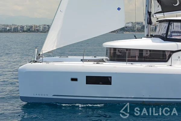 Lagoon 42 - Yacht Charter Sailica