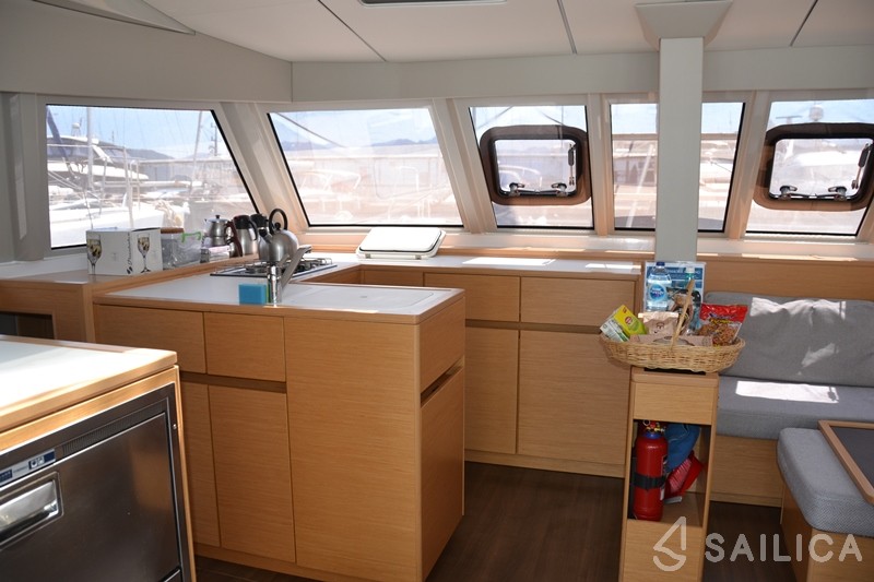 Nautitech 46 Fly - Yacht Charter Sailica