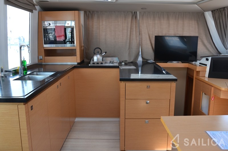 Helia 44 - Yacht Charter Sailica