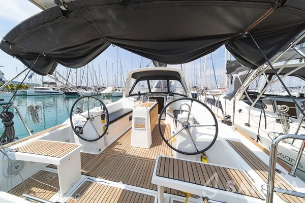 Oceanis 38.1 - Yacht Charter Sailica
