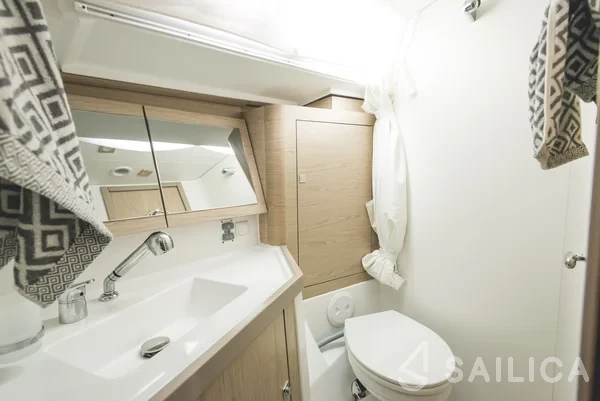 Oceanis 45 - Yacht Charter Sailica