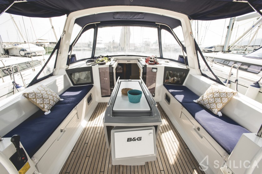 Oceanis 45 - Yacht Charter Sailica