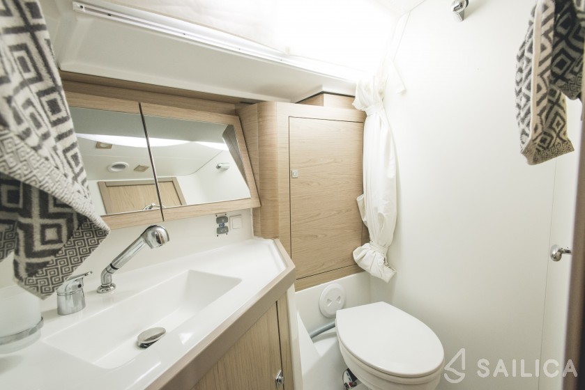 Oceanis 45 - Yacht Charter Sailica