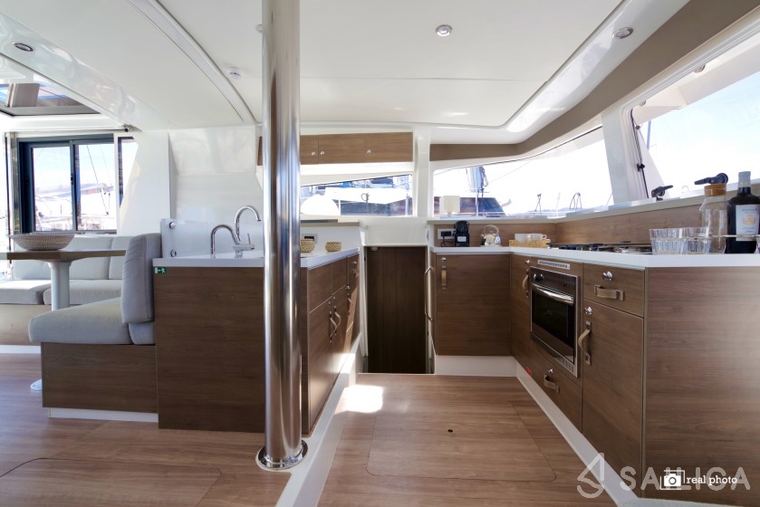 Bali 4.2 - Yacht Charter Sailica