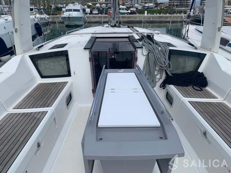 Oceanis 41.1 - Yacht Charter Sailica