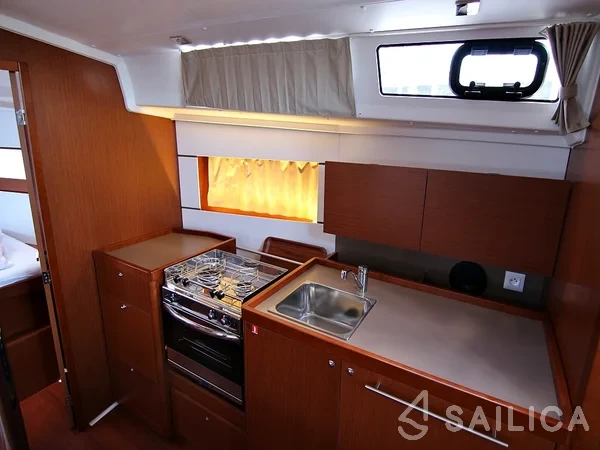 Oceanis 38.1 - Yacht Charter Sailica