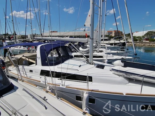 Oceanis 38.1 - Yacht Charter Sailica