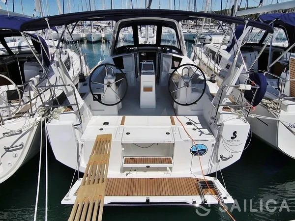 Oceanis 38.1 - Yacht Charter Sailica