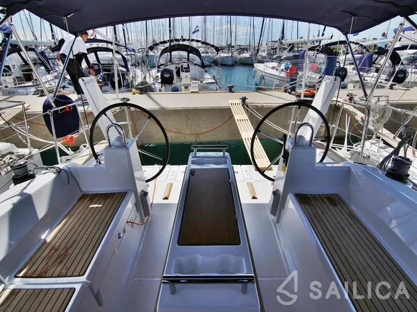 Oceanis 38.1 - Yacht Charter Sailica