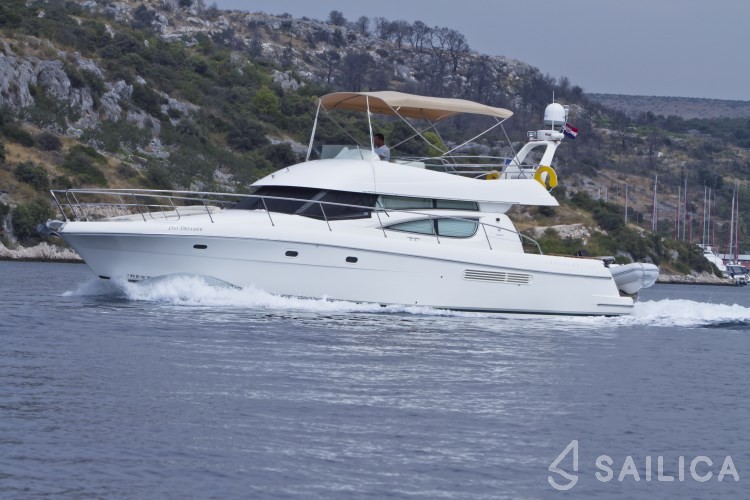 Prestige 46 Fly - Yacht Charter Sailica