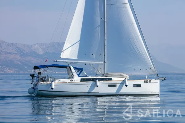 Oceanis 38.1 - Yacht Charter Sailica