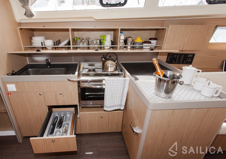 Oceanis 41.1 - Yacht Charter Sailica