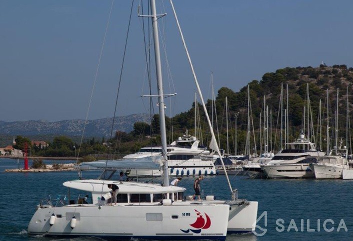 Lagoon 400 - Yacht Charter Sailica