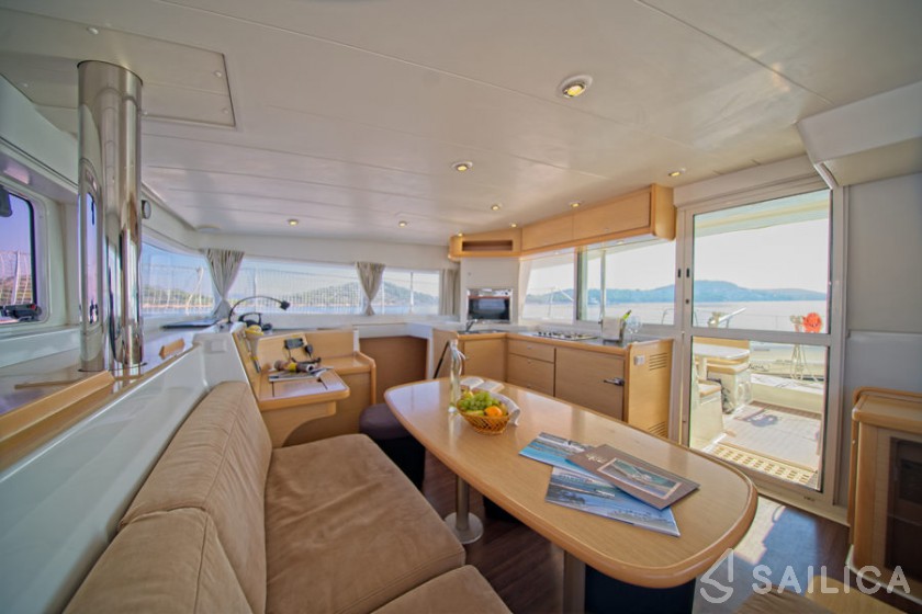 Lagoon 400 - Yacht Charter Sailica