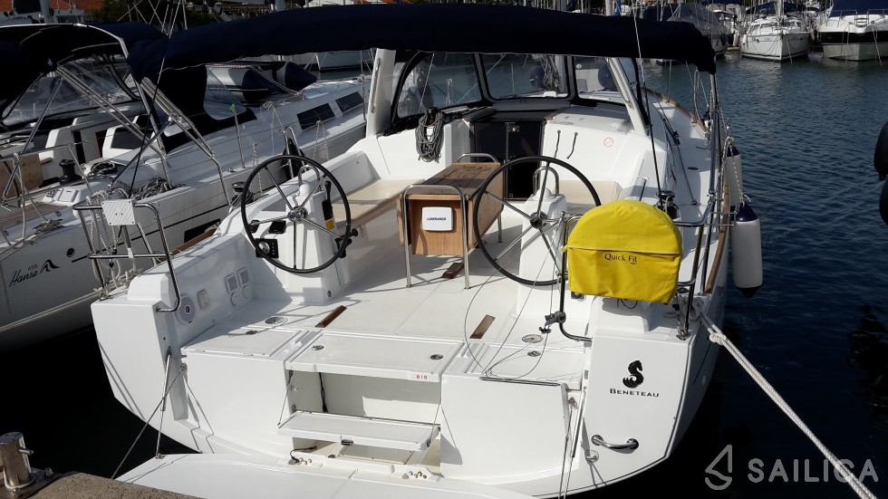 Oceanis 38 - Yacht Charter Sailica