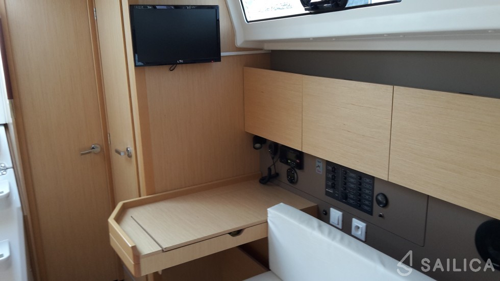 Oceanis 38 - Yacht Charter Sailica