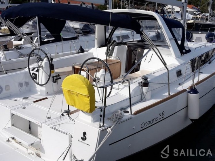 Oceanis 38 - Yacht Charter Sailica
