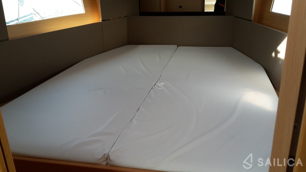 Oceanis 38 - Yacht Charter Sailica