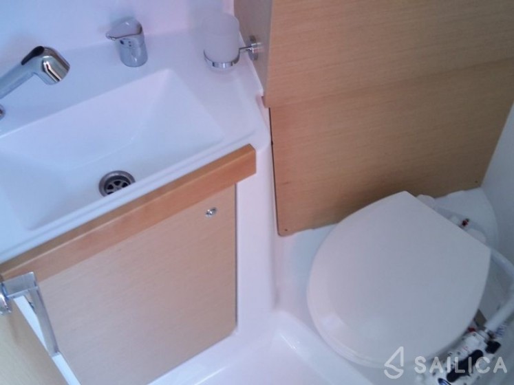 Oceanis 38 - Yacht Charter Sailica
