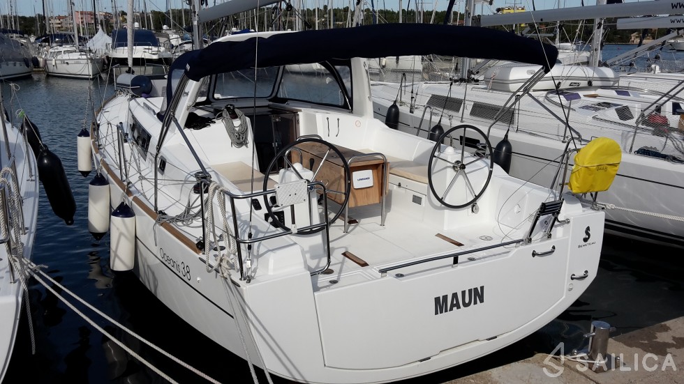 Oceanis 38 - Yacht Charter Sailica
