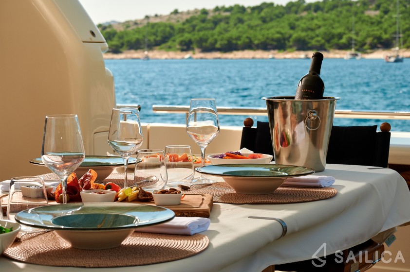 Ferretti 730 - Yacht Charter Sailica