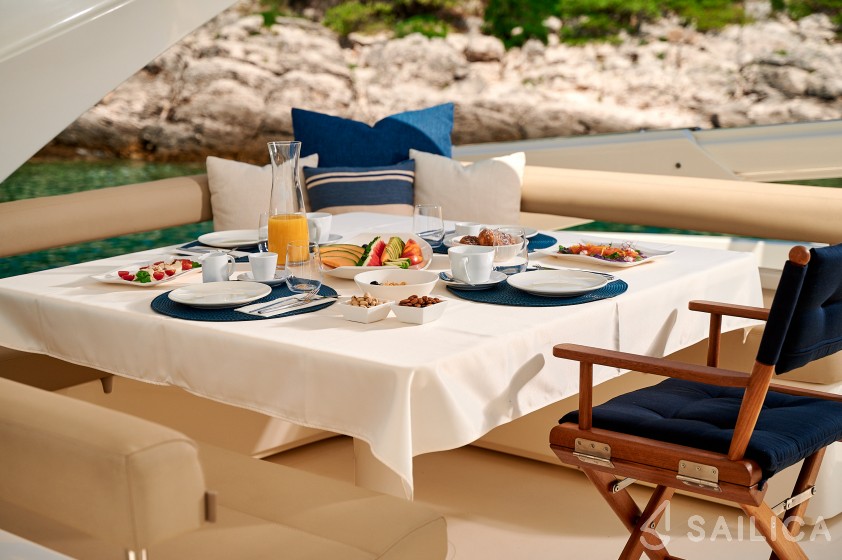 Ferretti 730 - Yacht Charter Sailica