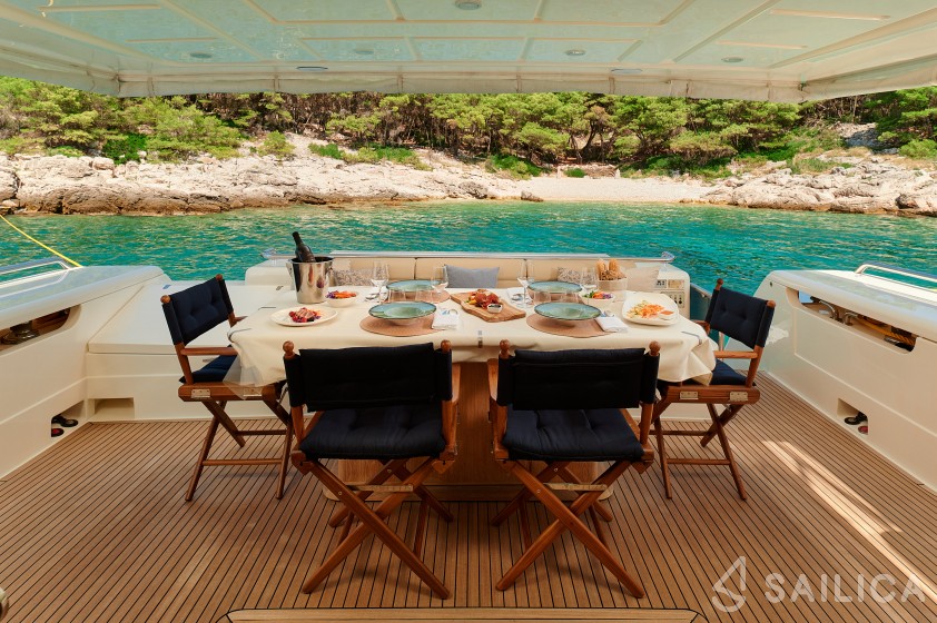 Ferretti 730 - Yacht Charter Sailica