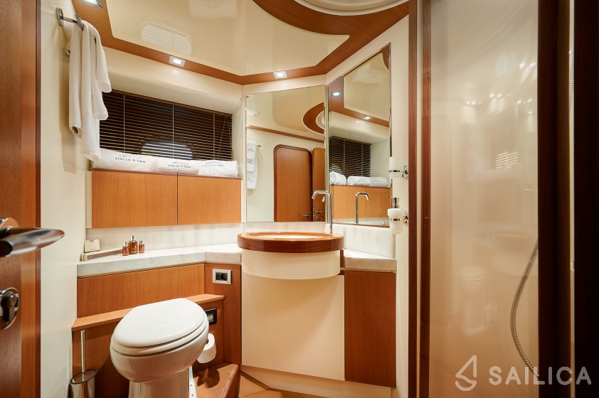 Ferretti 730 - Yacht Charter Sailica