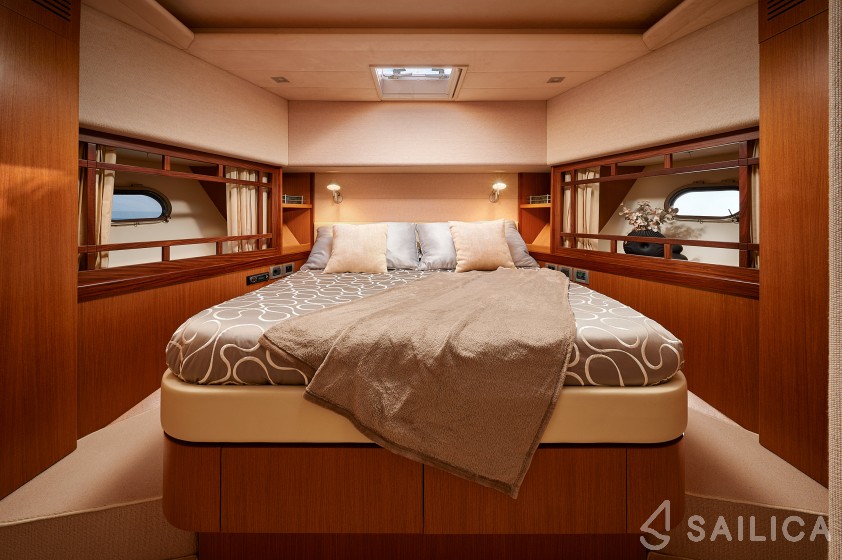 Ferretti 730 - Yacht Charter Sailica